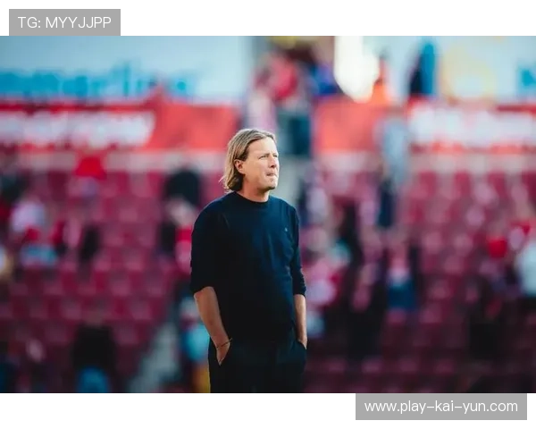 美因茨宣布与主帅亨里克森分手,U23教练霍夫曼临时接任 美因茨宣布与主帅亨里克森分手,U23教练霍夫曼临时接任